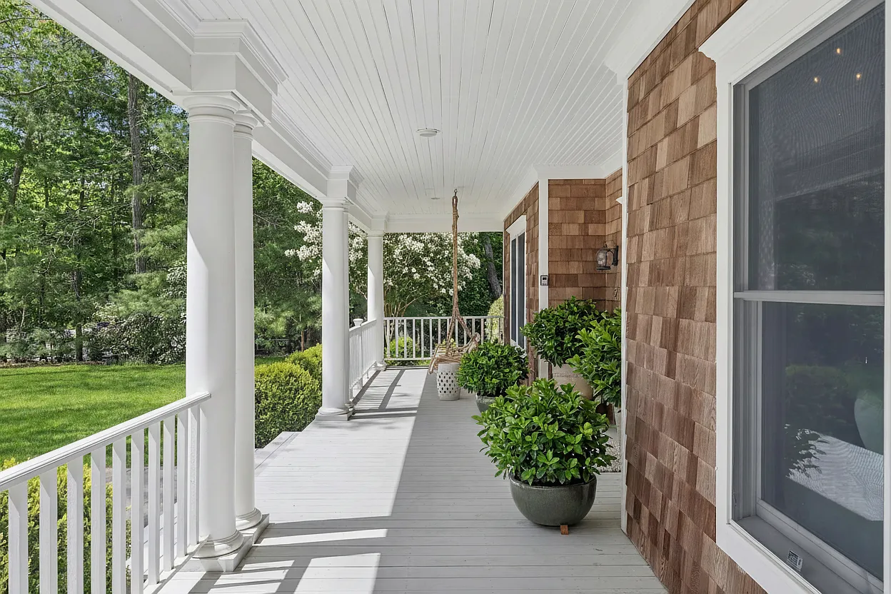 Stunning East Hampton Retreat — Photo 2