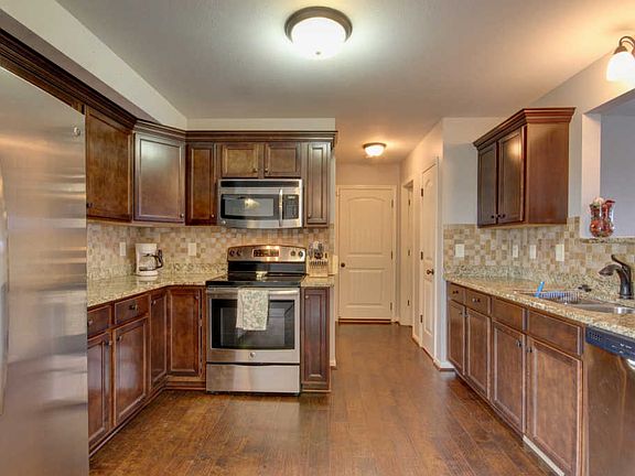 4th image of 1068 Castlerock Dr