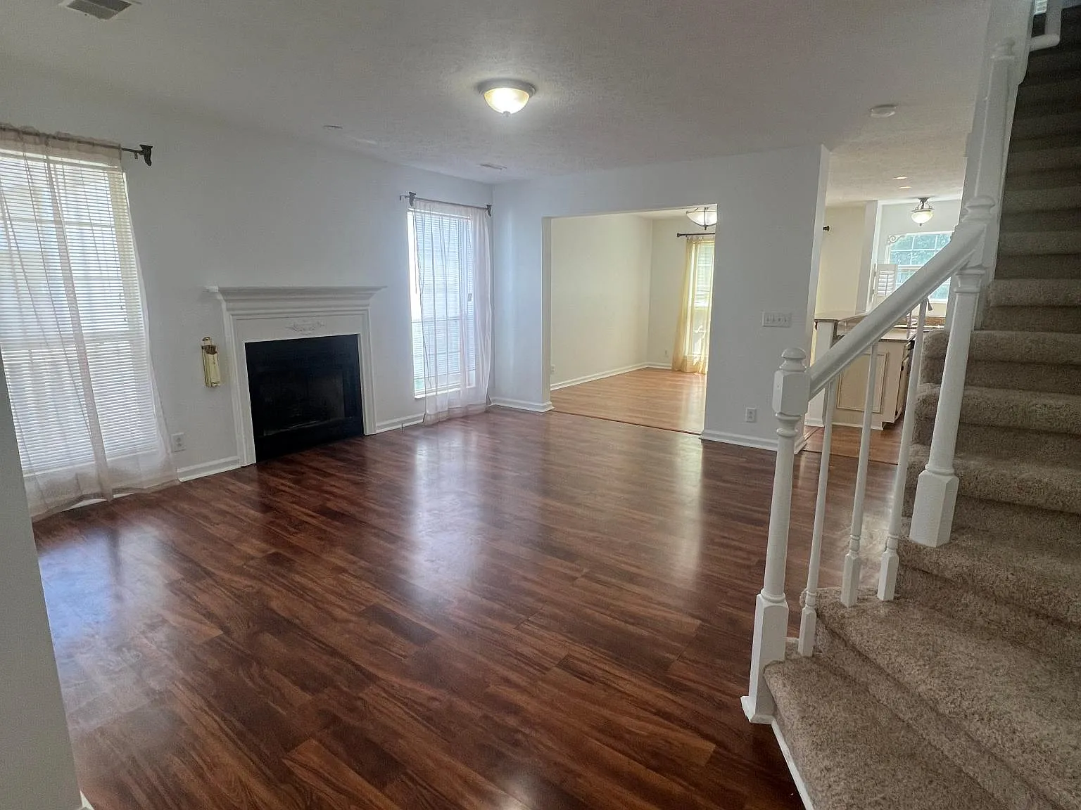 3 bed, 2.5 bath, 1933 sqft, $2,600 — Photo 2