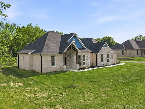 3rd image of 225 Gateway Rd