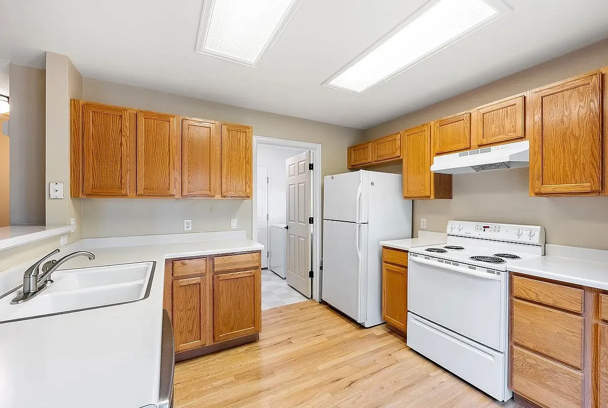 3 bed, 2304 sqft, $2,600 — Photo 3