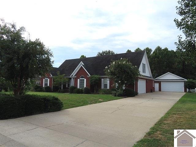 1st image of 121 Edinborough Dr W