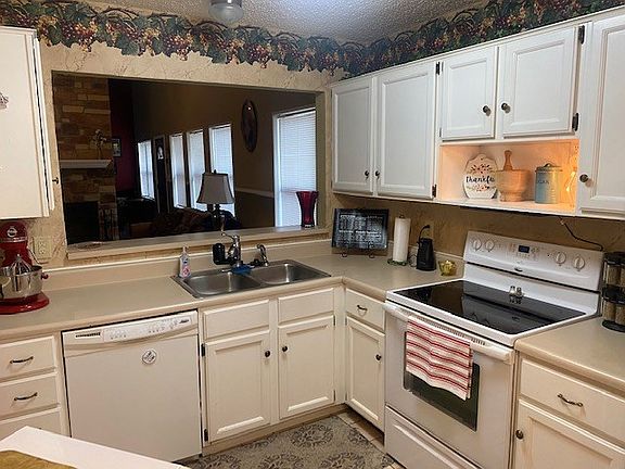 3rd image of 404 Forest Creek Dr