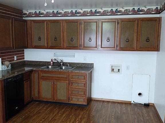 4th image of 1046 Jamaica Dr