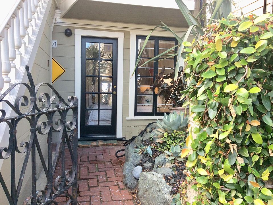 Entryway from sidewalk