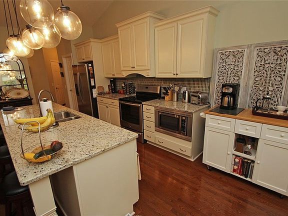 4th image of 110 Balmoral Dr