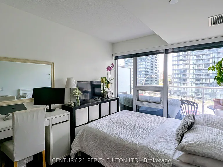17 Bathurst St #808 — Photo 6