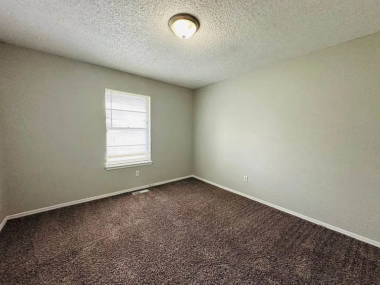 11701 N Lee Ave — Photo 26