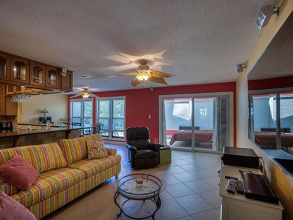 4th image of 527 Augusta Ct #527