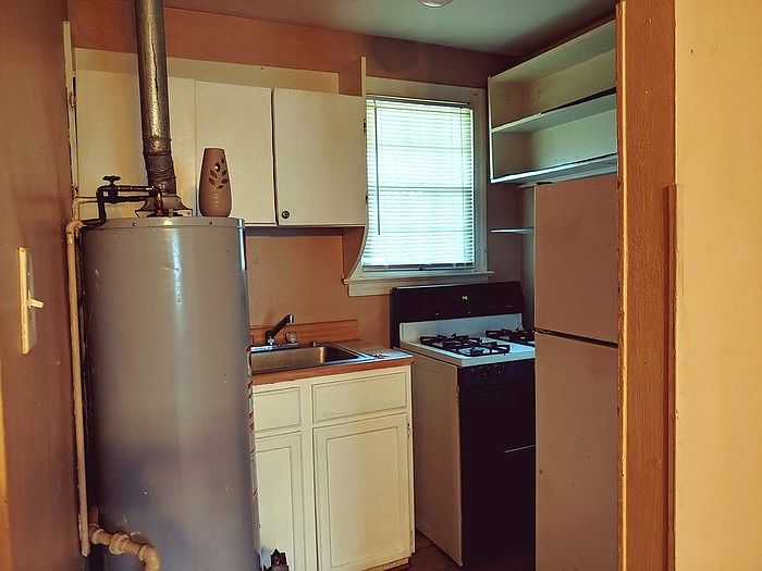 2nd image of 8 E Virginia Ave APT D