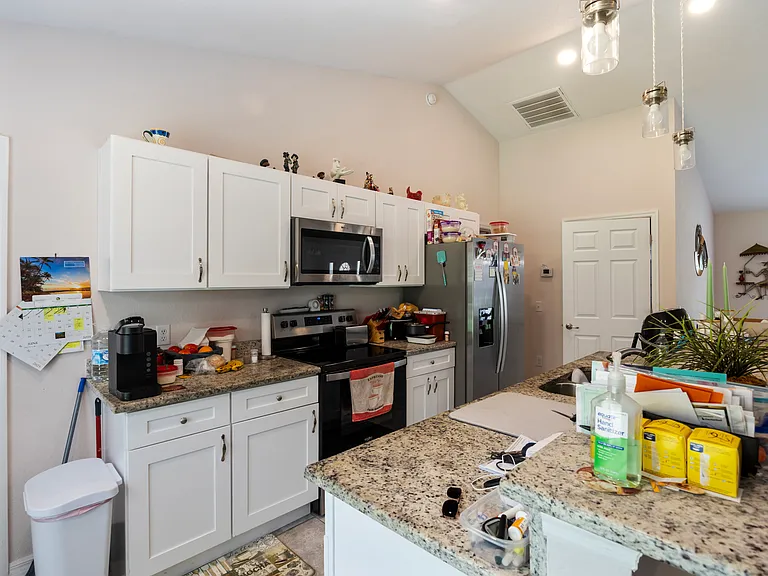 UNFURNISHED CLEAN KITCHEN