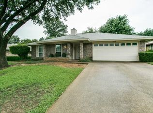 302 Almond Ln, Euless, TX 76039