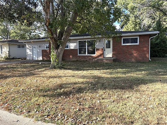 2nd image of 904 Holiday Dr