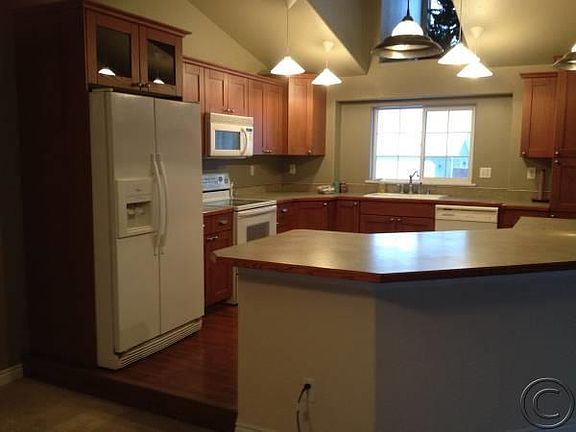 3rd image of 320 E 10th St