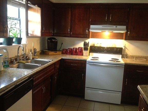 3rd image of 3201 Earl Dr