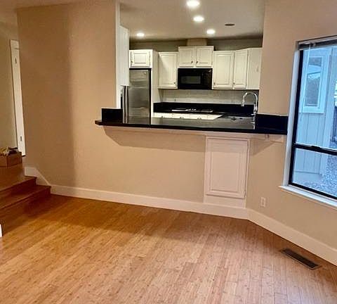 5th image of 948 Solano Ave