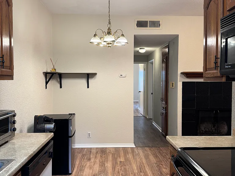 203 E 31st St #204 — Photo 7