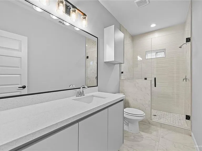 901 W 8th St #4 — Photo 11