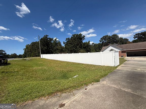 4th image of 201 Strawberry Cir