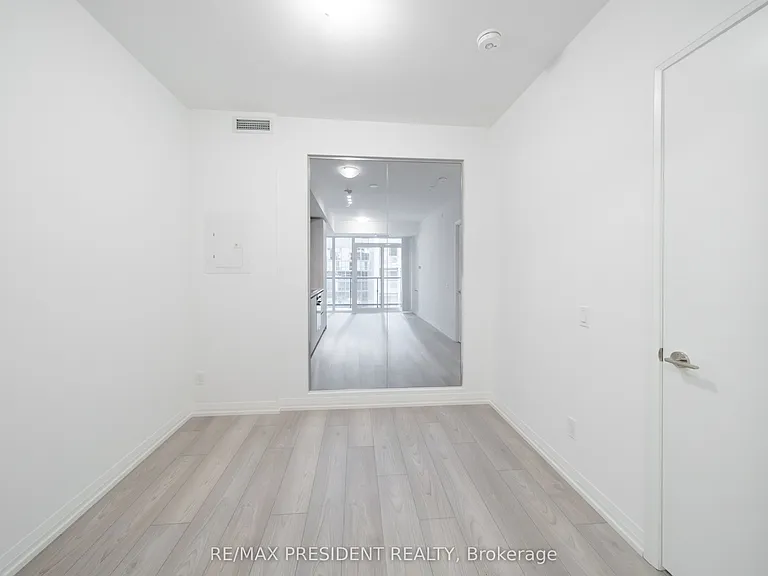 400 King St W #610 — Photo 11