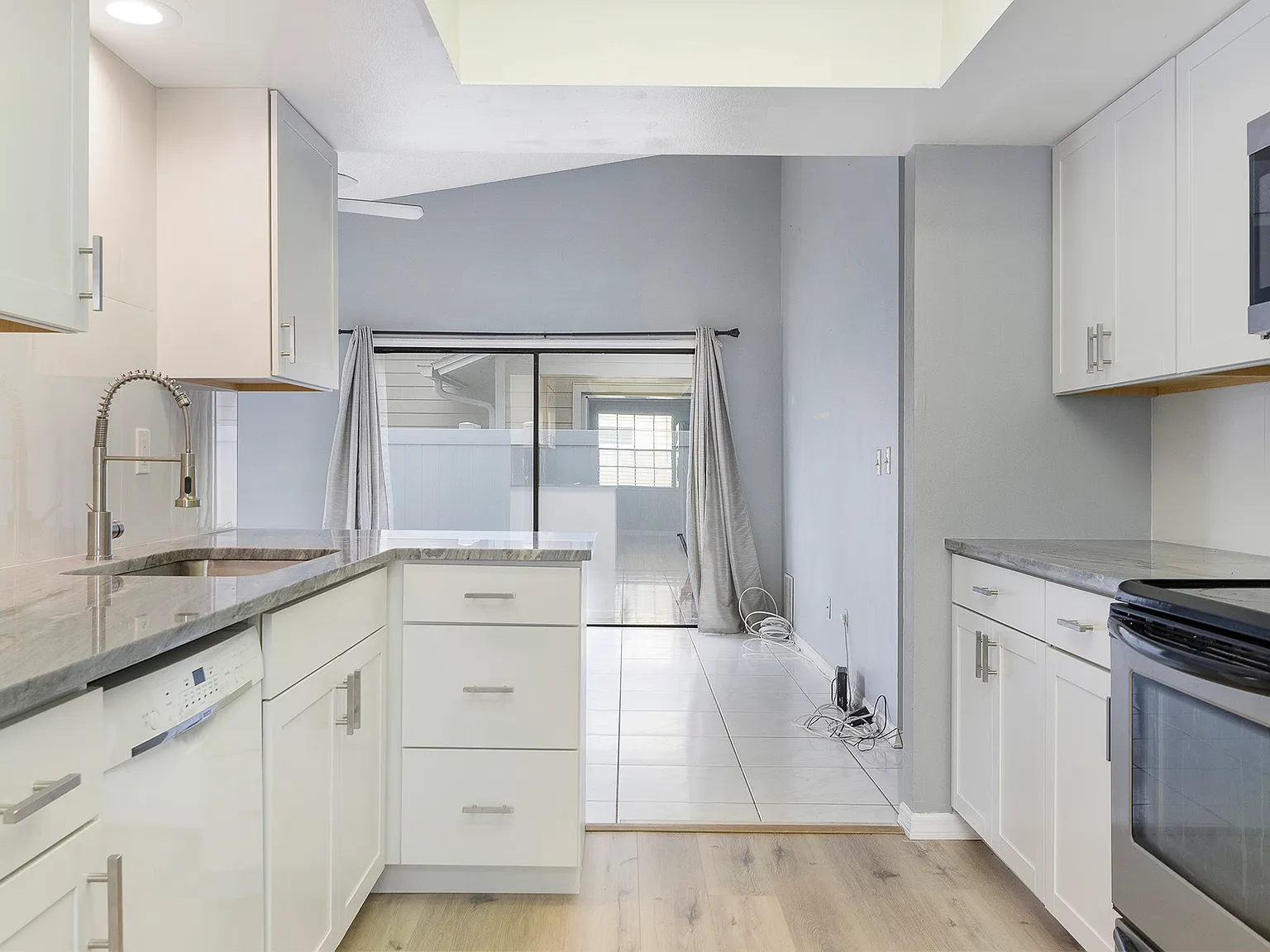 2 bed, 1053 sqft, $2,190 — Photo 4