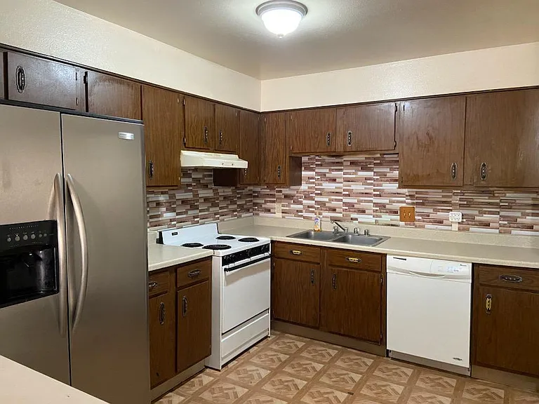 7506 Pennsylvania Ln NE #B — Photo 2