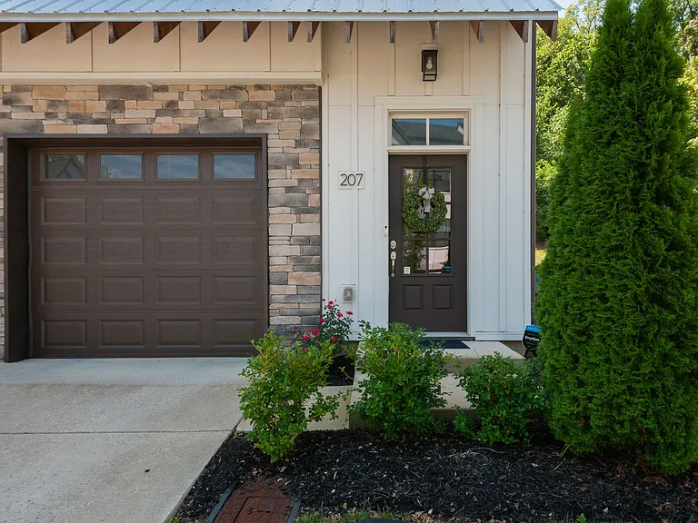 207 Stonecrest Cir — Photo 4