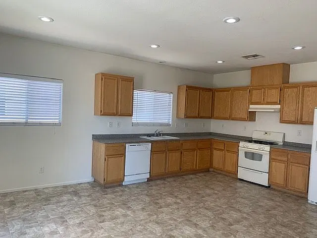 4 bed, 1888 sqft, $1,995 — Photo 3