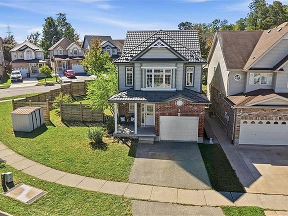 3rd image of 430 Mountain Laurel Cres