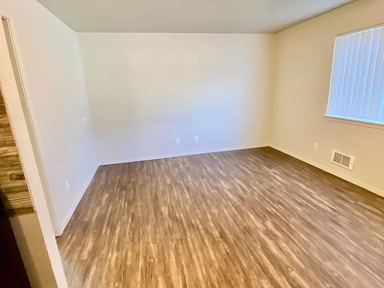 4532 S Henderson St — Photo 3