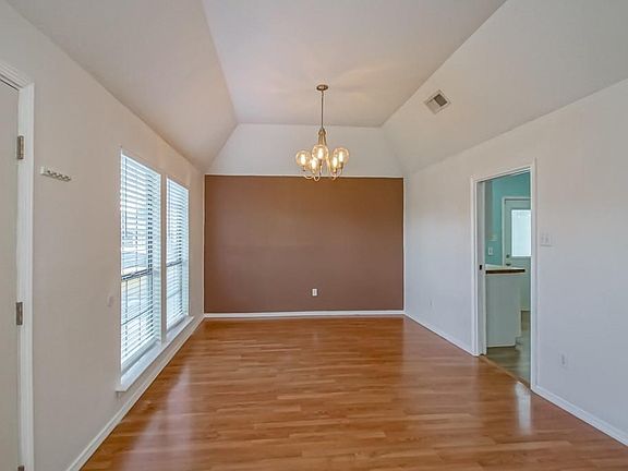 5th image of 140 Chatelain Ct