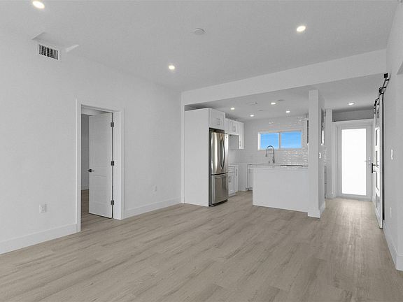 2nd image of 500 SE 21st Avenue #805