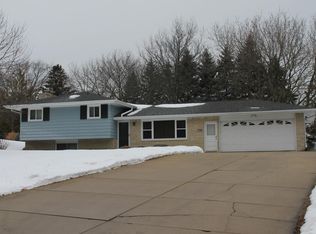 21690 Hillcrest Dr, Waukesha, WI 53186