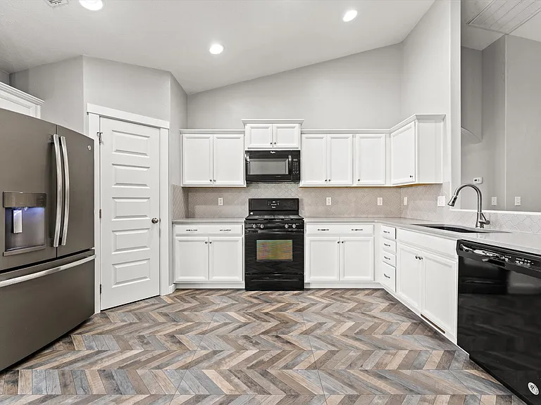 735 SW Huebert St — Photo 8