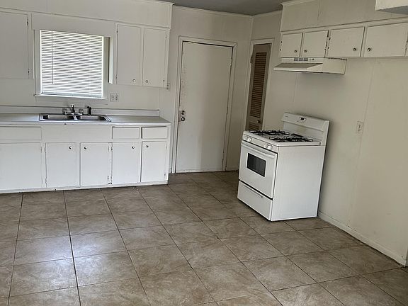 3rd image of 806 S Oak St
