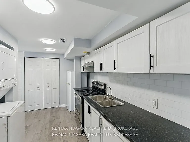 290 Scholfield Ave S #LOWER — Photo 1