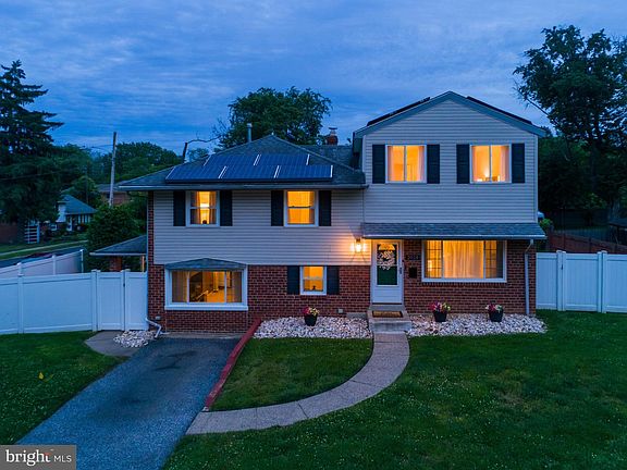3rd image of 2928 Larkspur Ln