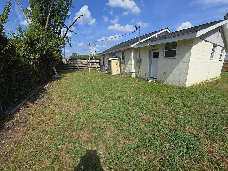 1852 Walker St — Photo 7