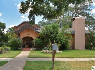 215 S Oak Ave, Luling, TX 78648