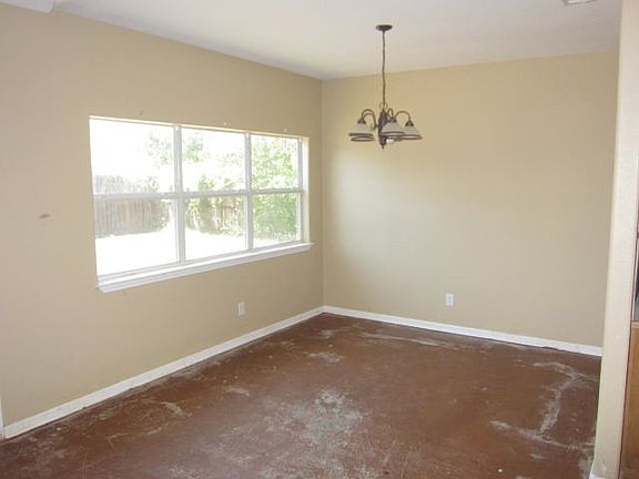 3rd image of 121 W Greenbriar Dr