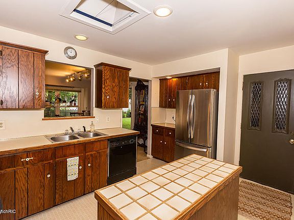 5th image of 907 Kinney Ave NW