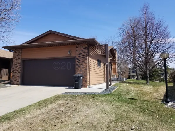 2718 27th St S, Fargo, ND 58103