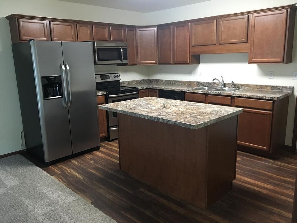 1st image of 106 Gardens Ct