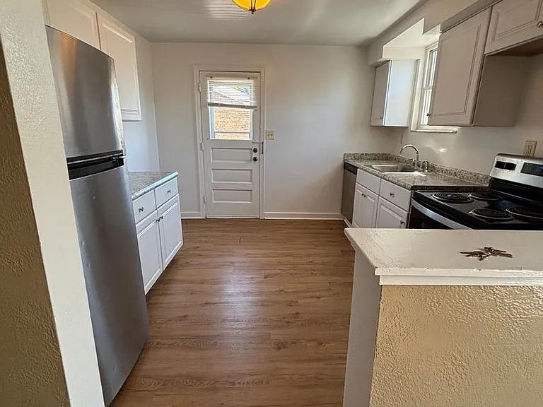 1300 Kelton Ave — Photo 5