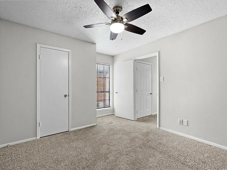 COLLEGE PARK — Photo 10