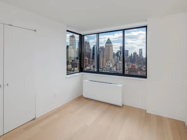 1 Columbus Place image 8 of 30