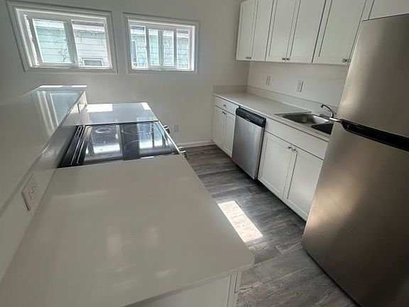 4th image of 239 6th Ave Unit 2