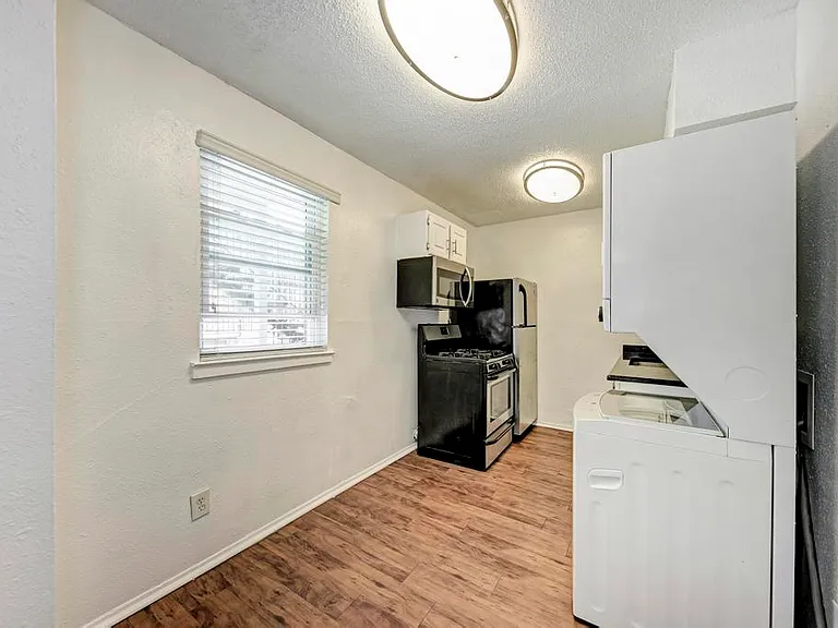 2401 Manor Rd #104 — Photo 18