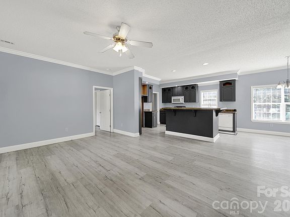 3rd image of 415 Maye St