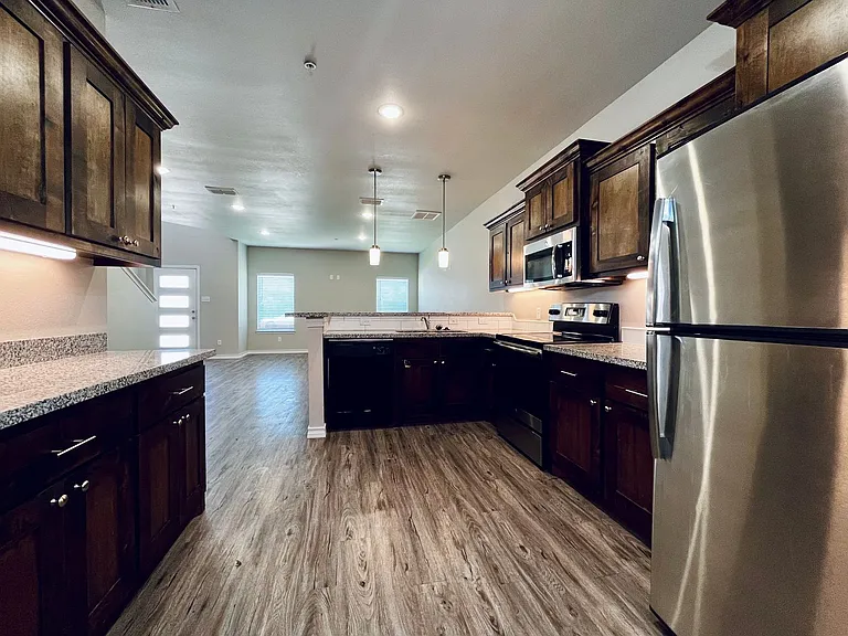Stunning 4 Bedroom Near Tech — Photo 28